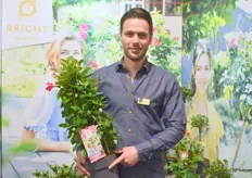 Donny van der Burg met de Mandevilla Trio Color van Bright Plants.
